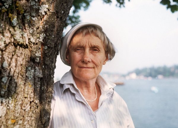 Die Werke von Astrid Lindgren - hier im Jahr 1987 in Stockholm - haben die Kindheit unzähliger Menschen geprägt. (Archivbild) - © picture alliance / Jörg Schmitt/dpa