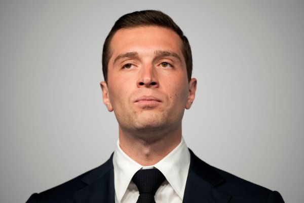 Jordan Bardella könnte 2027 für das Rassemblement National bei der Präsidentschaftswahl ins Rennen gehen. (Archivbild) - © Louise Delmotte/AP/dpa