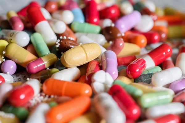 Neue US-Zölle werden nach Angaben der EU-Kommission auch Pharmaunternehmen treffen. (Symbolbild) - © Hans-Jürgen Wiedl/dpa-Zentralbild/dpa