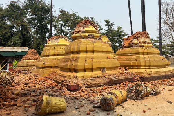Zahlreiche historische Pagoden wurden fast völlig zerstört. - © Aung Shine Oo/AP/dpa