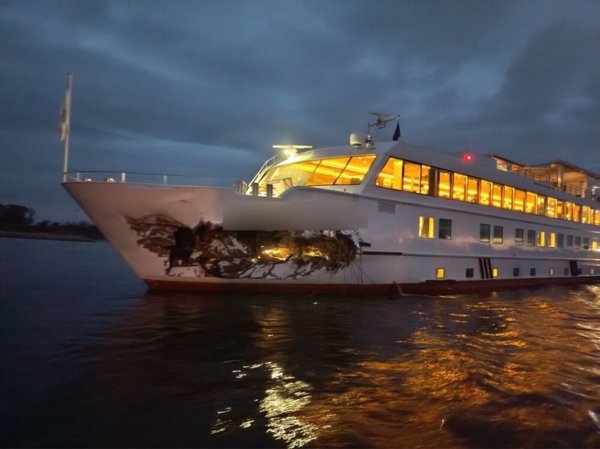 Das Personenschiff hatte nach dem Zusammenstoß auf dem Rhein ein großes Loch im Bug. (Foto Handout) - © Polizei/Polizei Duisburg/dpa
