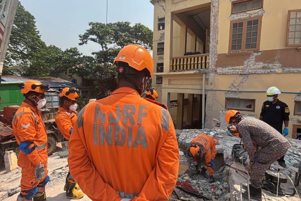 Rettungskräfte bergen nach dem Erdbeben in Südostasien eine Leiche aus einem buddhistischen Kloster in Myanmar. - © Thein Zaw/AP/dpa