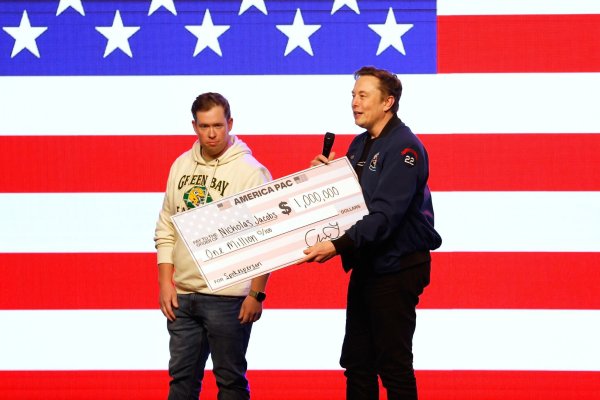 Einen Scheck über eine Million US-Dollar - den überreichte Trump-Berater Elon Musk vor der Wahl eines Richters für den Obersten Gerichtshof von Wisconsin. - © Jeffrey Phelps/AP/dpa