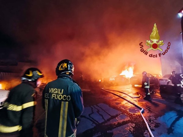 Teslas in Flammen (Handout) - © -/Vigili Del Fuoco/dpa