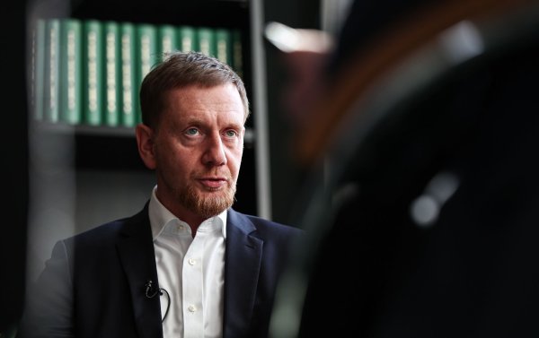 Bei der Bundestagswahl waren die ostdeutschen Flächenländer blau gefärbt. Gibt es bald den ersten AfD-Regierungschef? Was der sächsische Ministerpräsident Michael Kretschmer Schwarz-Rot als Gegenrezept vorschlägt. - © Hannes P Albert/dpa