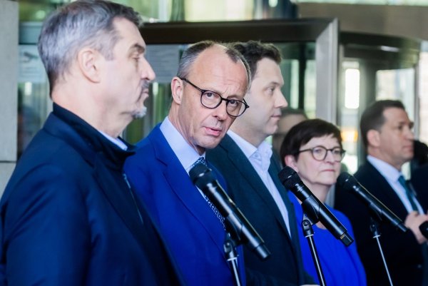 Die wichtigsten Fragen bei den Koalitionsverhandlungen muss die Spitzenrunde klären. (Archivbild) - © Christoph Soeder/dpa