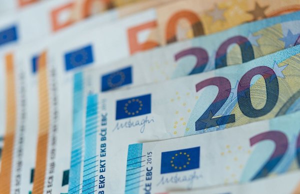 Streit ums Geld: Beamte in der nordrhein-westfälischen Landesverwaltung sehen sich benachteiligt. (Symbolbild) - © Monika Skolimowska/dpa-Zentralbild/dpa