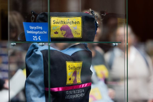 Diverse Artikel - von Kissenbezügen bis hin zu Kulturbeuteln - werden als «Swiftkirchen-Produkte» verkauft. - © Rolf Vennenbernd/dpa