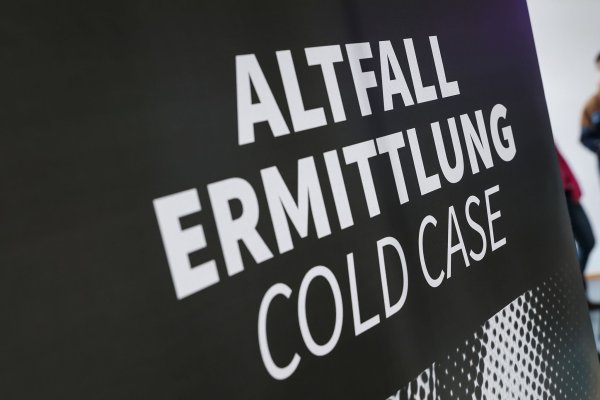 In NRW wird seit einigen Jahren ermittelt, ob alte ungeklärte Fälle mittels neuer Technologie aufgeklärt werden können. (Symbolbild) - © Daniel Löb/dpa