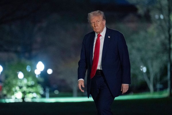 An Bord der Air Force One sagte Trump, die geplanten Zölle würden alle Länder treffen. - © Jose Luis Magana/AP/dpa