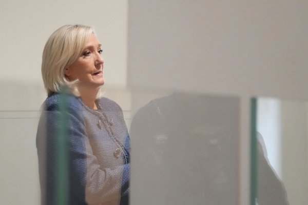 Der Schuldspruch durchkreuzt Le Pens Pläne einer erneuten Präsidentschaftskandidatur, bei der ihr - nach heutiger Stimmungslage - gute Chancen eingeräumt wurden. - © Thibault Camus/AP/dpa