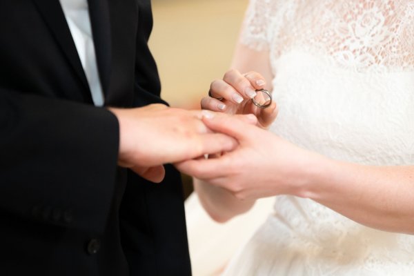 Die Standesämter in NRW blicken weitgehend entspannt auf die bevorstehende Hochzeitssaison. Zu Engpässen bei den Terminbuchungen kommt es nur selten. (Symbolbild) - © Silas Stein/dpa