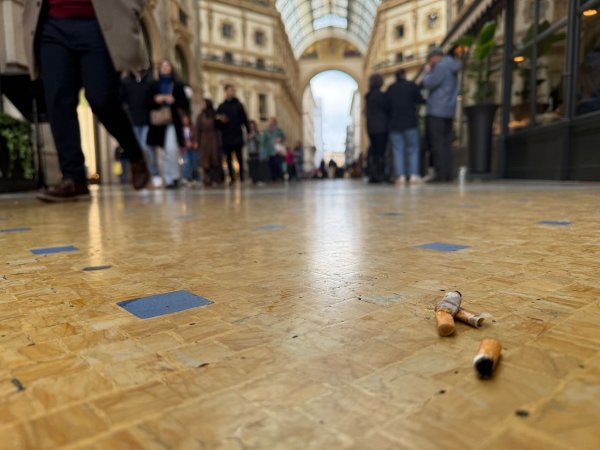 In der Viktor-Emanuel-II.-Galerie, der Einkaufspassage Galleria Vittorio Emanuele II, liegen Zigarettenkippen auf dem Boden. - © Christoph Sator/dpa