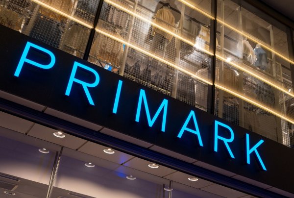 Der Chef von Primark zieht sich nach Vorwürfen zurück. - © Monika Skolimowska/dpa-Zentralbild/dpa