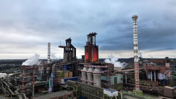 Die neue Anlage von Thyssenkrupp Steel zur Grünstahl-Herstellung soll ab Ende 2027 im Betrieb genommen werden (Archivbild). - © Federico Gambarini/dpa