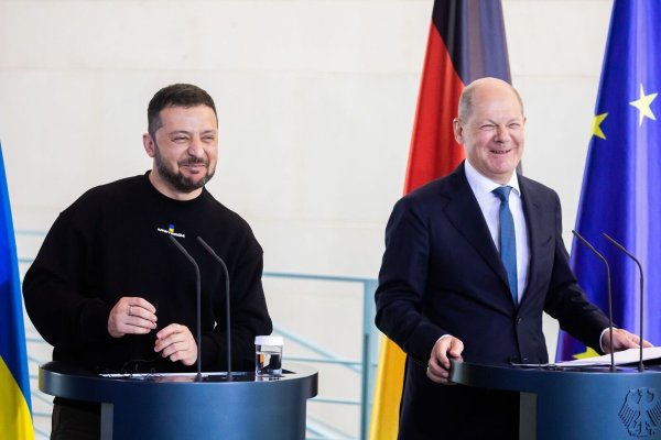 Nach der Freigabe der EU-Milliardenhilfen hat der ukrainische Präsident Wolodymyr Selenskyj (l) Bundeskanzler Olaf Scholz seinen besonderen Dank ausgesprochen (Archivbild). - © Christoph Soeder/dpa