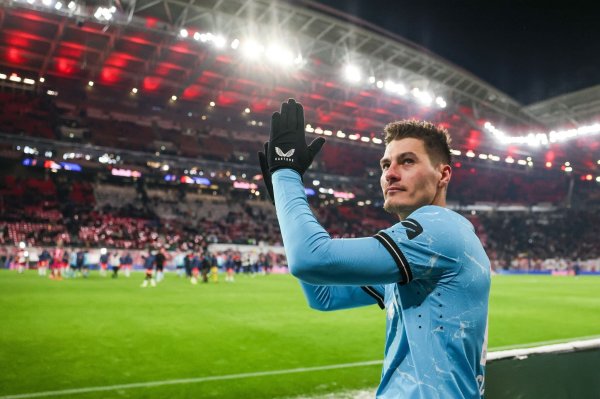 Leverkusens Spieler Patrik Schick bedankt sich bei den Fans. - © Jan Woitas/dpa