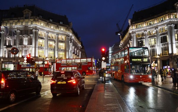 Wer sich den Londoner Verkehr mit dem eigenen Auto antun möchte, muss sich auch mit den geltenden Regeln rund um Umweltzone und City-Maut herumschlagen. - © Jens Kalaene/dpa-Zentralbild/dpa