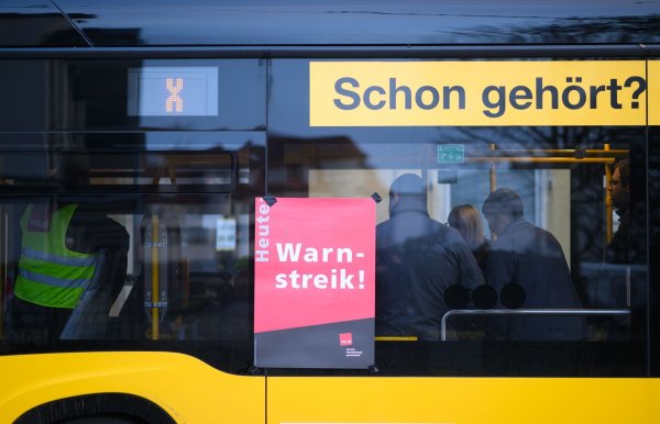 In mehr als 80 Städten fuhren am Morgen so gut wie keine Busse, U-Bahnen und Tram-Bahnen. - © Robert Michael/dpa