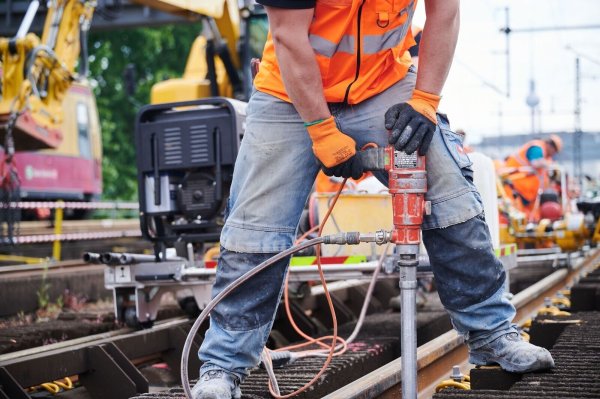 Die Bahn muss sparen. Erst wird saniert, dann ausgebaut. - © Annette Riedl/dpa
