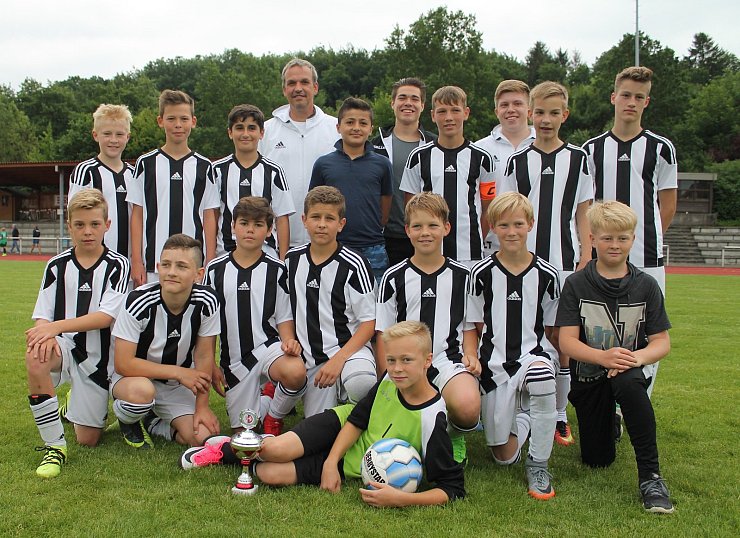 Im Zebralook zum Pokalsieg: Die Asper D-Junioren Tom Fries, Philipp-Luis Taube, Nico Brinkmann, Linus Fink, Mikka Noel Heißenberg, Jonah Tappe, Max Weiser, Alexander Löwen, Jannik Golin, Niklas Boldt, Lennart Partosch, Sebastian Vogt und Mahdi Murtada. - © Kai Hahn