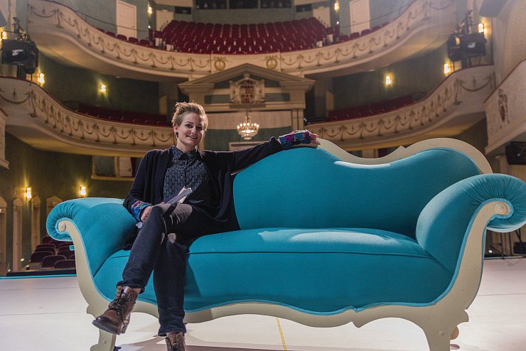 Das Sofa, auf dem Tessa-Veronika-Janus fürs Foto Platz nimmt, wird auch in Szenen von "Der Nussknacker" zu sehen sein. - © Jannik Stodiek