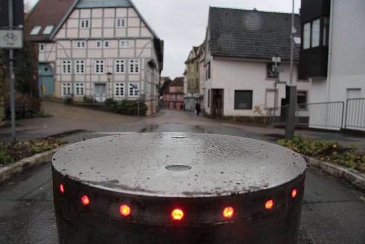 Gesperrrt: Der Poller sorgt dafür, dass die Wenkenstraße in den kommenden Wochen in den Mittags- und Nachtstunden nicht durchfahren werden kann. Eine Ausnahme gibt es zum Beispiel für Taxen oder Busse. - © Stefan Backe
