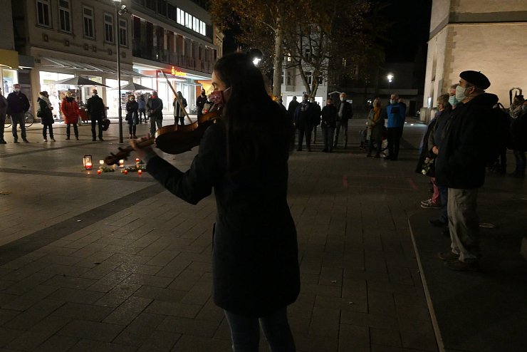 Laura Relitzki spielt auf der Violine. Abgesehen davon bleibt das Gedenken an die schrecklichen Geschehnisse des 9. November 1938 auf dem Detmolder Marktplatz still. - © Jost Wolf