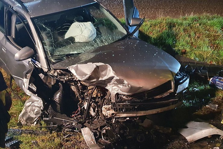 Das Wrack des Audis: Der 20-jährige Insasse wurde leicht verletzt. - © Feuerwehr Schieder-Schwalenberg