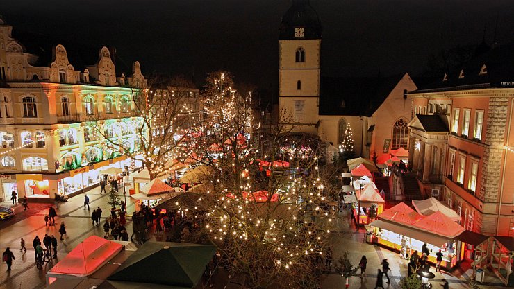 Auf der Detmolder Advent leuchten die Buden als Adventskalender. - © Archivfoto: Bernhard Preuß