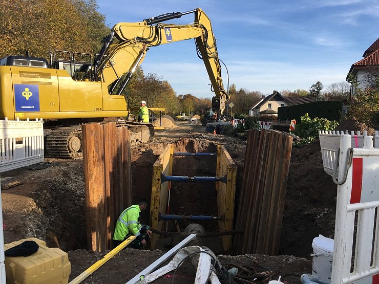 Beim Bau des neuen Regenwasser-Kanals der Heidenoldendorfer Straße müssen die Arbeiter vorsichtig vorgehen. Im Boden liegen zahlreiche Leitungen und Kabel. - © Stadt Detmold