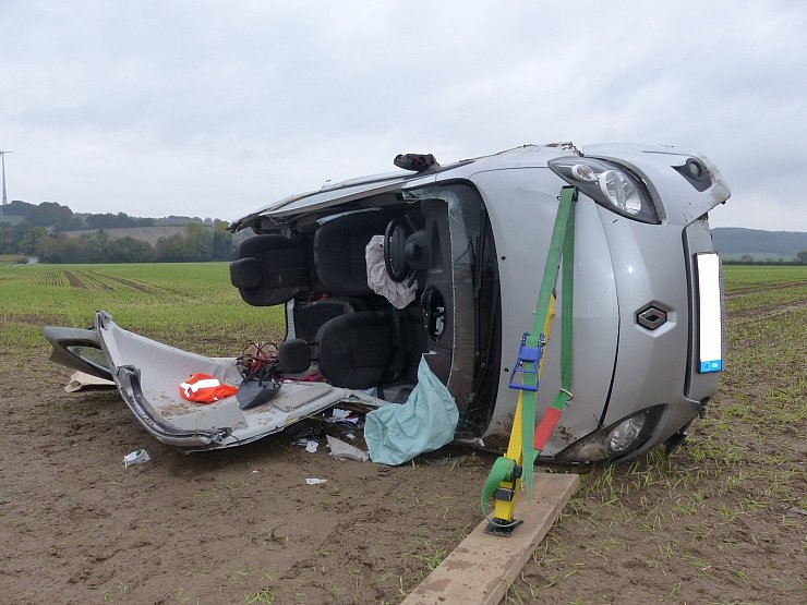 Nach der Erstversorgung durch den Rettungsdienst, mußte die

Feuerwehr den Fahrer mit Schere und Spreizer aus seiner misslichen Lage befreien. - © Feuerwehr Kalletal