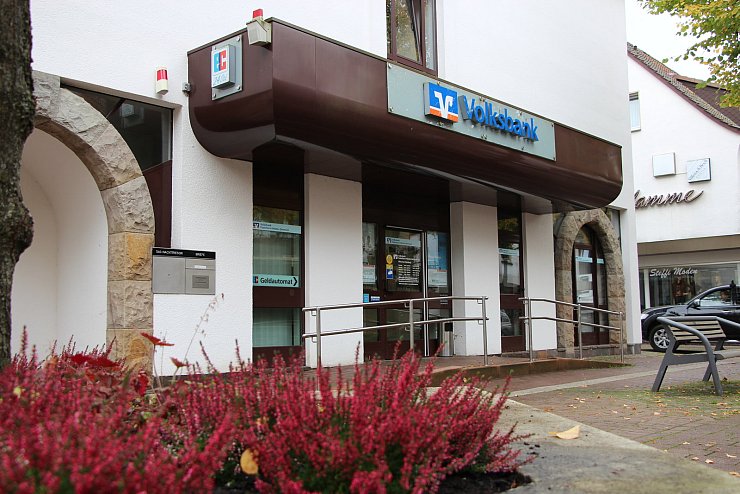 <p class="articletextcaption">Automaten bleiben: Die Mitarbeiter der Volksbank in Bad Meinberg beraten künftig in Horn.</p> 
- © Marlen Grote