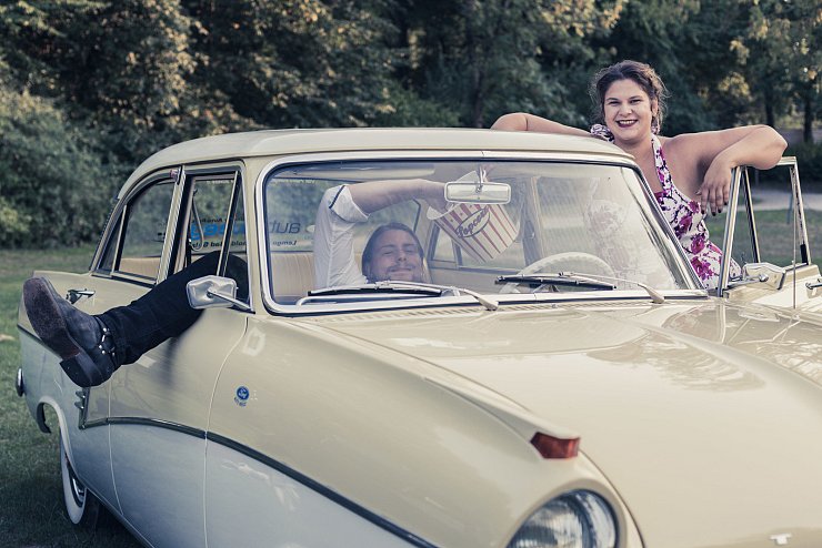 Fast erledigt: Während sich Katja umstylt, posieren Till Sadlowski und Yvonne Glandien fürs Fotoshooting. - © Jannik Stodiek