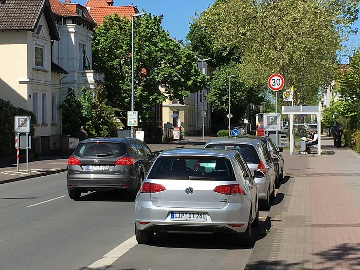 An der Elisabethstraße gilt jetzt Tempo 30 - auch wenn sich noch nicht alle Autofahrer daran halten. - © Jana Beckmann