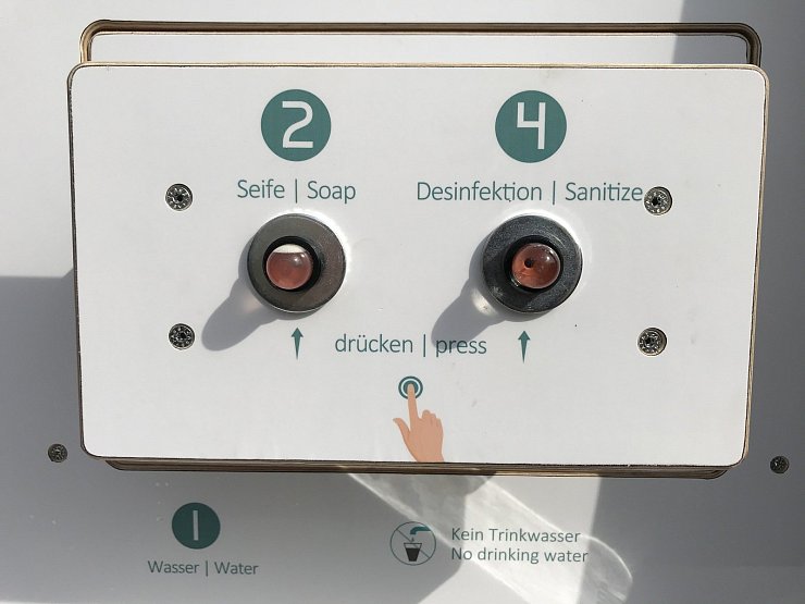Die mobile Handwaschstation bietet warmes Wasser, Seife, Desinfektionsmittel und Papierhandtücher. Alles was benötigt wird, sind ein Wasser- und Abwasseranschluss sowie normaler Haushaltsstrom. Fertig ist die mobile Waschstation. - © Seda Hagemann