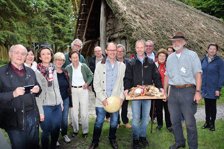 Steinzeitküche: Viel Spaß hatten die Lions-Mitglieder auf der historischen Grillparty. - © Horst Biere