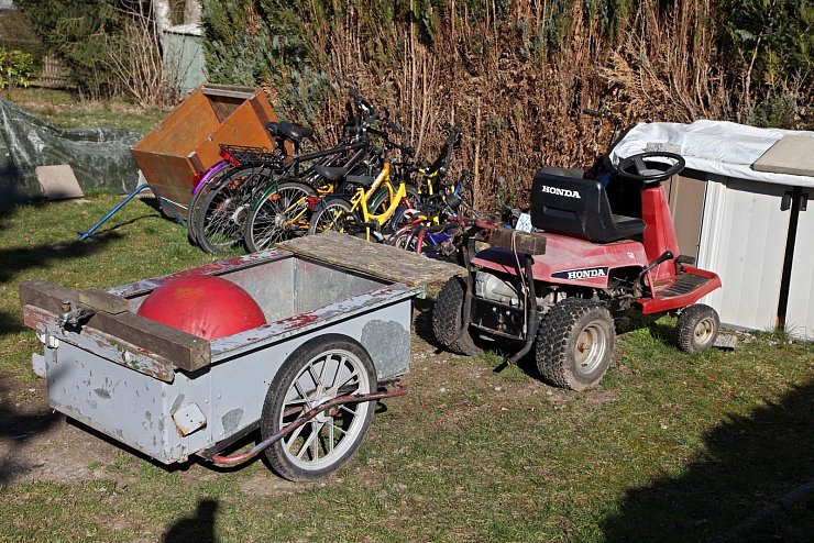 Mit einem Anhänger und einem Rasenmäher soll Mario S. Kinder über den Campingplatz chauffiert haben. - © Bernhard Preuß
