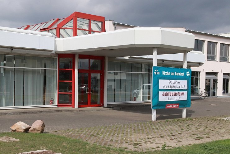 Neue Funktion: Das ehemalige Autohaus dient der Kirche am Bahnhof als Ort für Gottesdienste, Besprechungen und Begegnungen. - © Knut Dinter