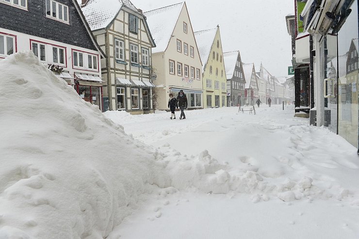 Schneefall und -verwehungen prägen vielerorts das Stadtbild, hier die Lemgoer Mittelstraße. - © Nicole Ellerbrake
