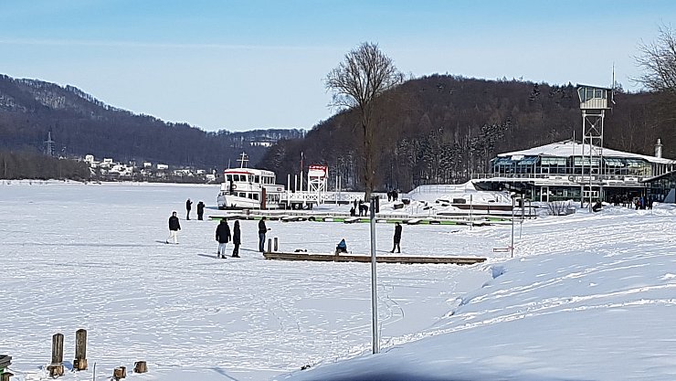 Bei herrlichem Sonnenschein tummelten sich auf dem Spazierweg am See Hunderte von Menschen. Und immer wieder lockte es einige aufs Eis - Verbot hin oder her.  - © Marianne Schwarzer