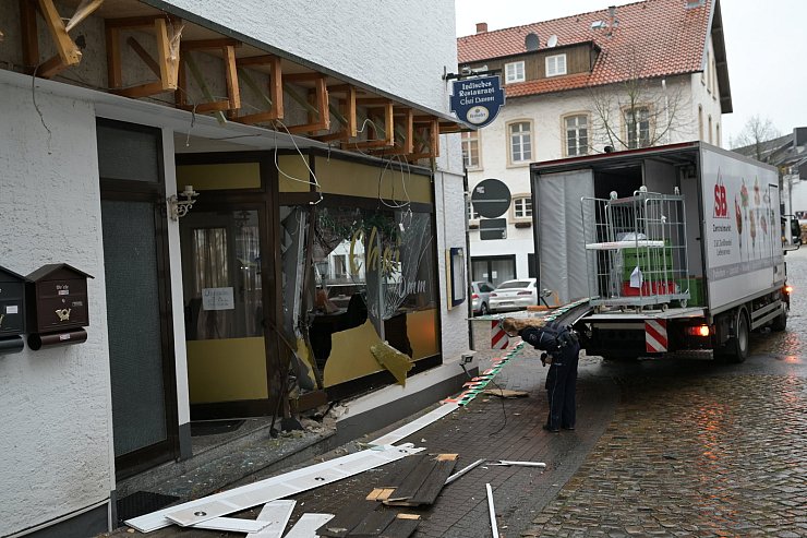 Ein Lkw ist beim Ausladen in das Restaurant "Chai Damm" gerollt. - © Kateryna Akulenko