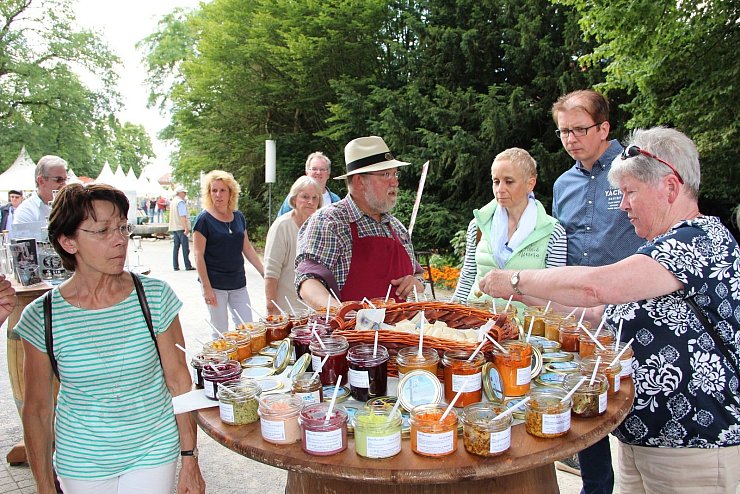 Auswahl im Kurpark: Auch kulinarisch wird bei „Garten und Ambiente LebensArt“ einiges geboten. Archivfoto: Heidi Stork - © Heidi Stork