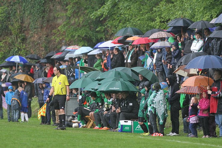 Selbst bei Regen halten die Begaraner tapfer aus. - © Jörg Hagemann