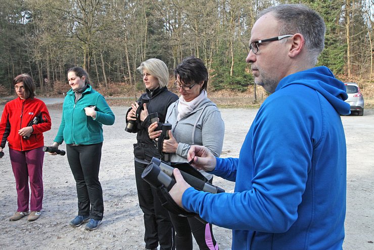 Die Schwunghanteln sind Neuland für den Sportredakteur. - © Vera Gerstendorf-Welle
