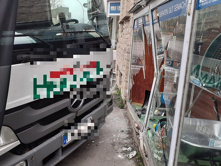 Der Lastwagen ist mit der Front in die Scheibe eines Geschäfts gefahren. - © Janet König