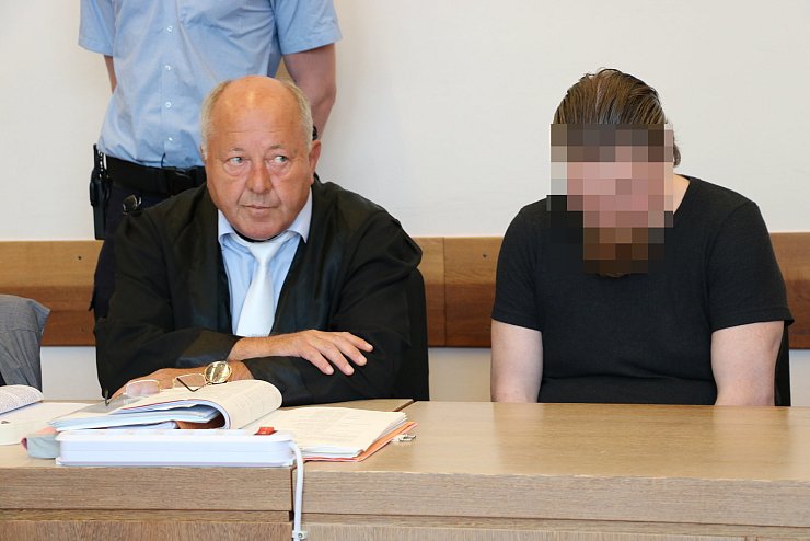 Mario S. mit seinem Verteidiger Jürgen Bogner. - © Kateryna Akulenko