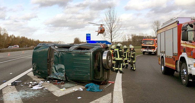 Unfall: Die Autobahn 2 musste für die Bergung zwischendurch immer mal wieder gesperrt werden. - © Daniel Hobein
