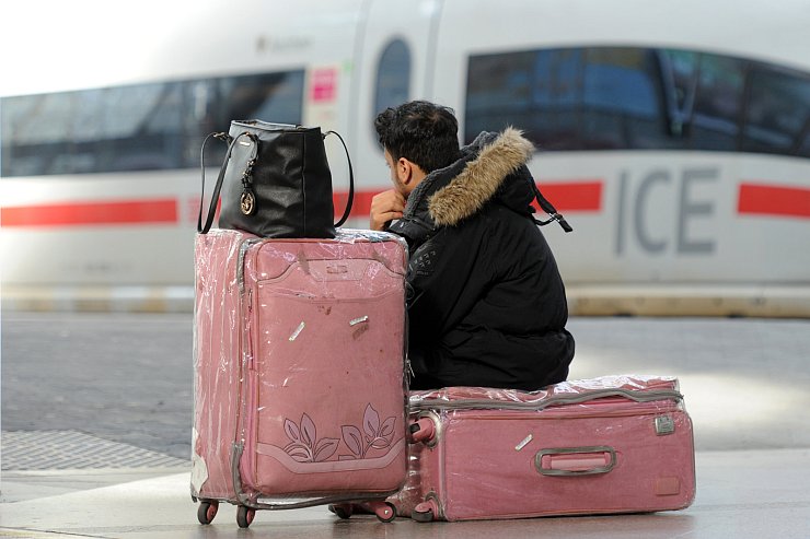 Warten: Vor allem unvorbereitete Reisende aus dem Ausland waren vom letzten Streik betroffen. Diesmal rechnet die Deutsche Bahn mit massiven Beeinträchtigungen für alle. Wie sich der Streik auf OWL auswirken wird, ist noch nicht absehbar. - © dpa