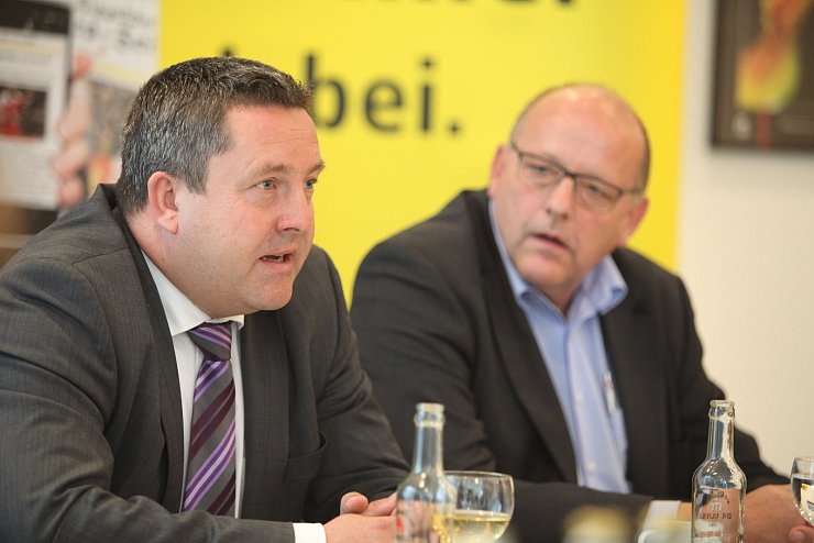 <p class="articletextcaption">Engagierte Diskussion: SPD-Kandidat Dr Axel Lehmann (links), an seiner Seite der Wahlkampfmanager Rainer Brinkmann.</p>
- © Vera Gerstendorf-Welle